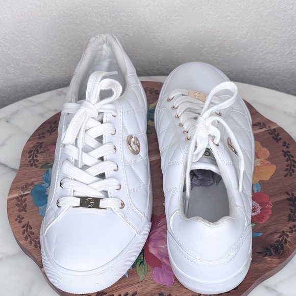 🅶 G By Guess Backer Quilted White Sneaker, Size 9 - Picture 2 of 11
